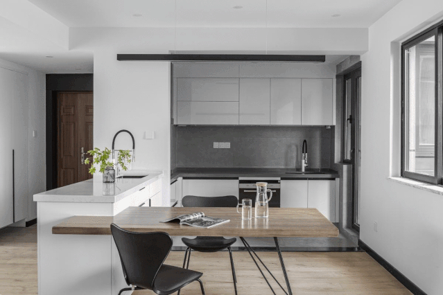 [裝修案例]117平米黑白灰的現(xiàn)代簡約風格 開放式廚房設計 純凈舒適的時尚空間